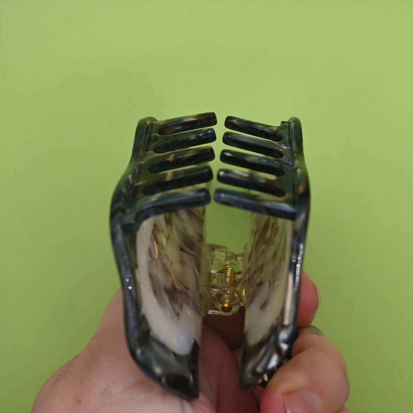 Oyster Hair Clip